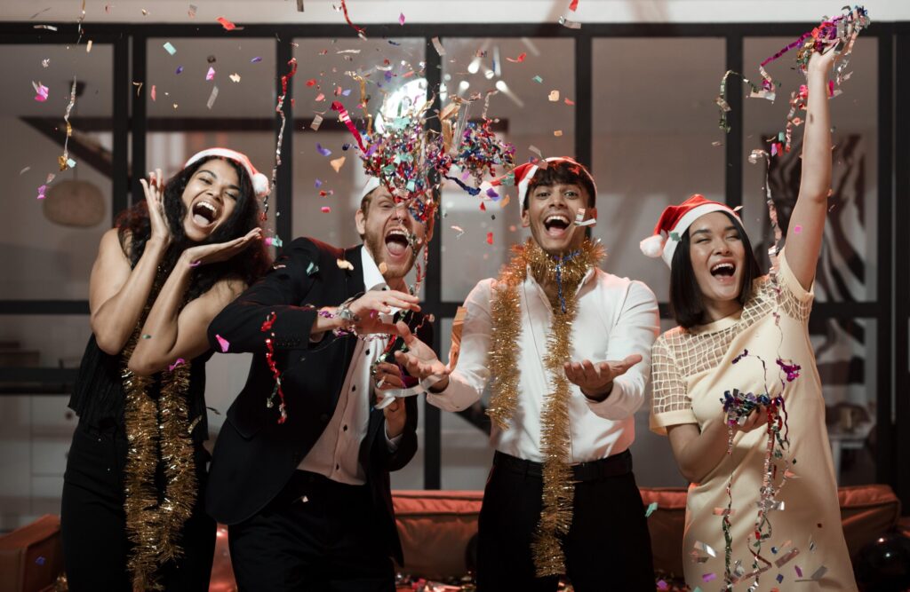 Equipo celebrando con brindis durante una fiesta de fin de año corporativa organizada por Plannerz en la Ciudad de México.