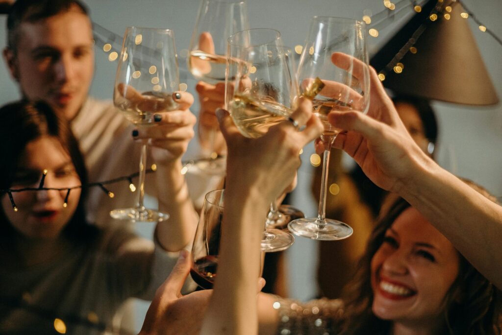 Equipo de trabajo celebrando con un brindis durante una fiesta de fin de año empresarial organizada por Plannerz en la Ciudad de México.