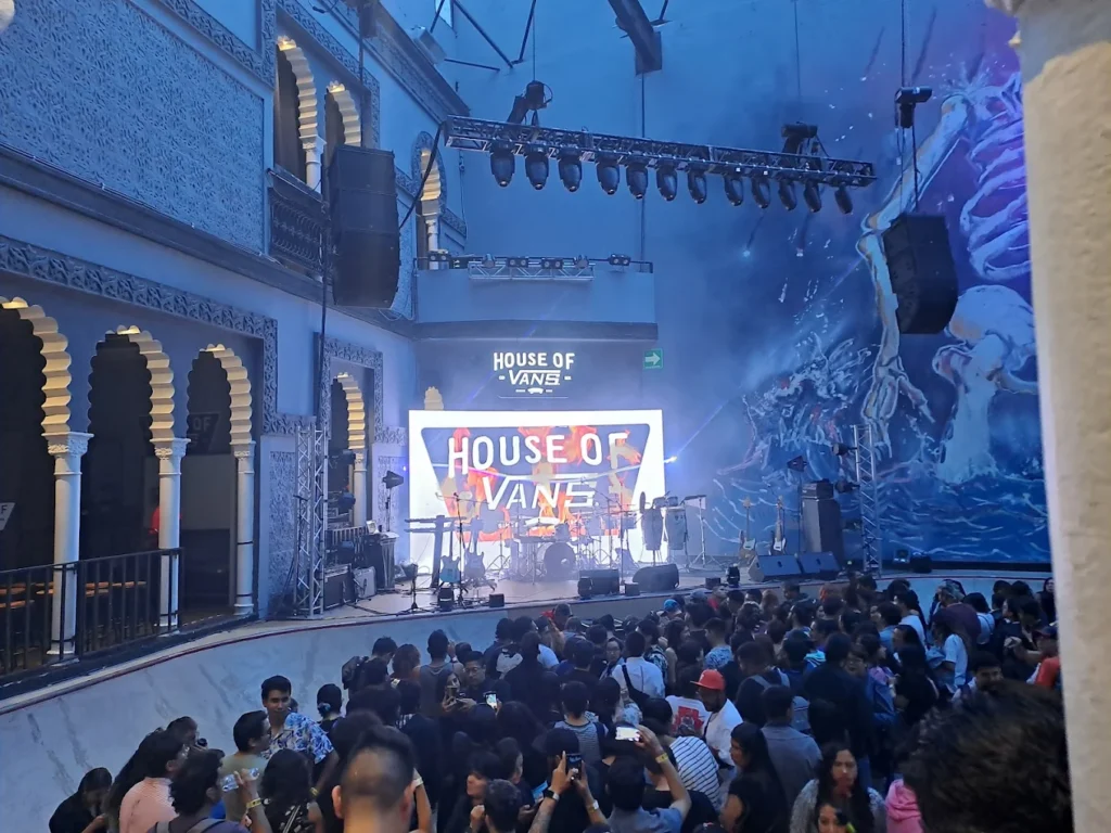 Evento corporativo creativo en House of Vans CDMX organizado por Plannerz.